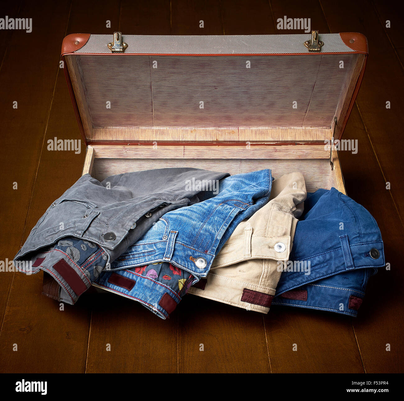 Belle jeans dans une vieille valise, 4 pnats Banque D'Images