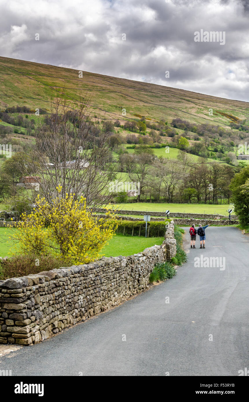 Les marcheurs en Dentdale, dans la région de Cumbria. Banque D'Images