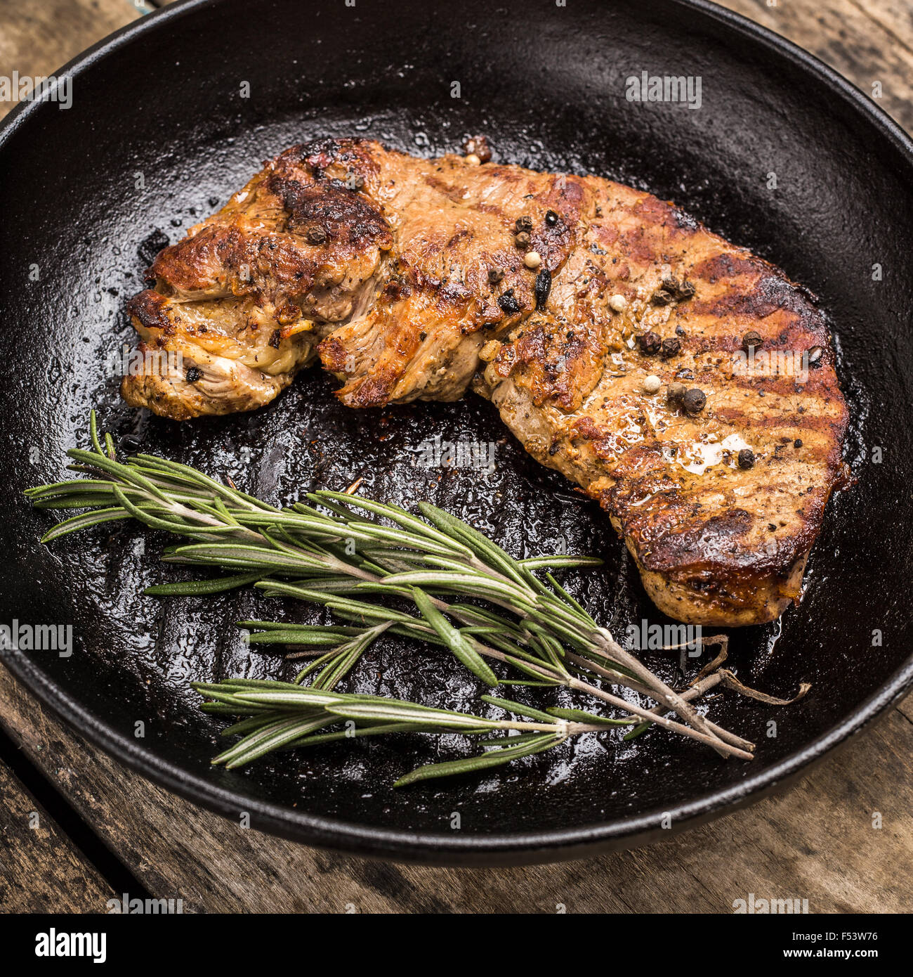 Roti De Bœuf Avec Bouquet De Romarin Sur Le Gril Menu De Viande