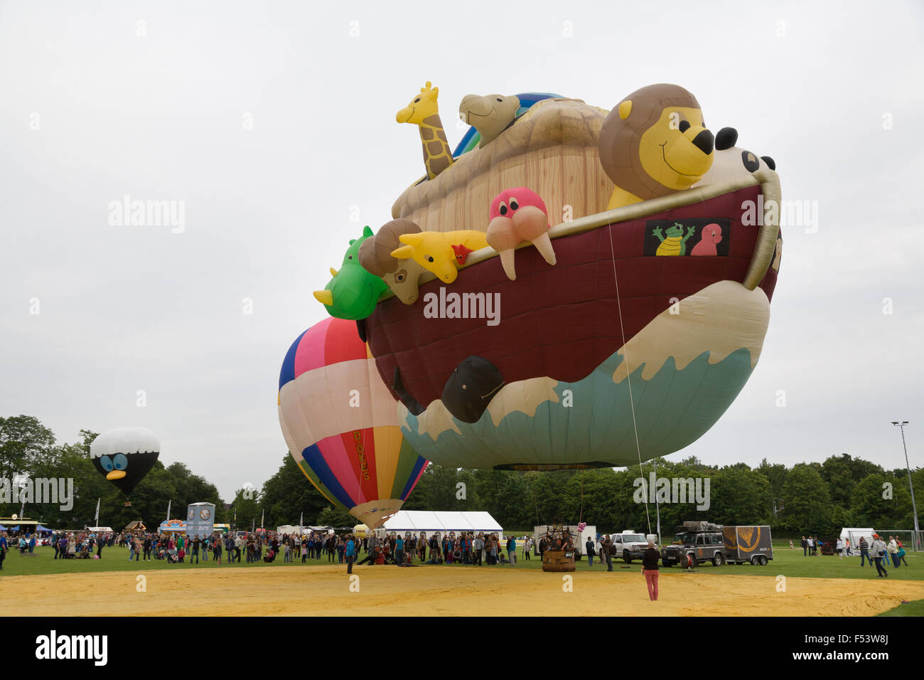 27.06.2015, Kiel, Schleswig-Holstein, Allemagne - première européenne de la  montgolfière -Arche Noah (court : Arky) lors de l'événement -Balloon SAIL  durant la semaine- -Kieler. Indiqués sont les visages des 28 animaux qui
