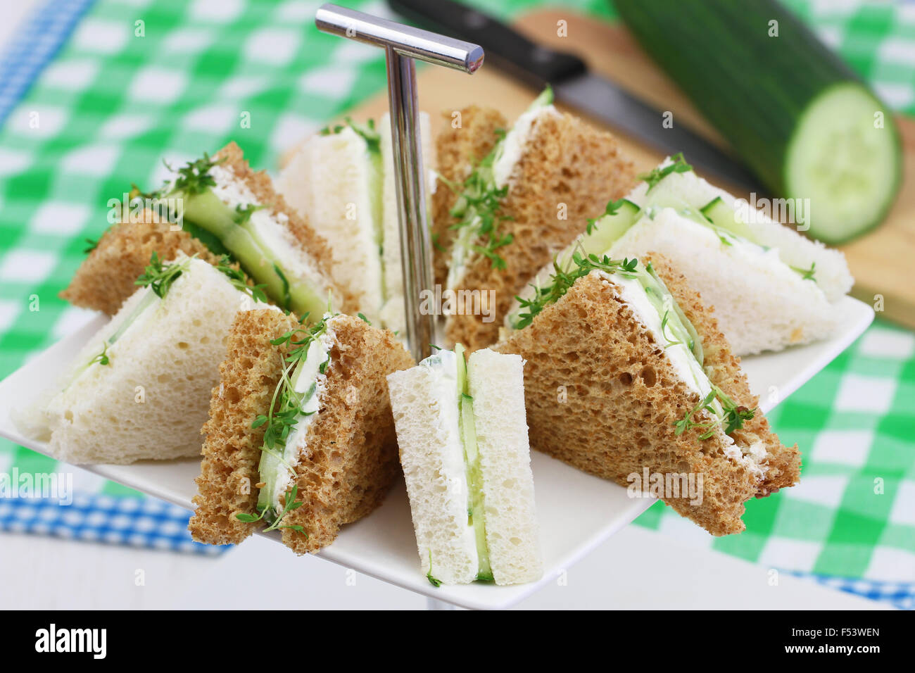 Le blanc et le brun le fromage à la crème et sandwichs au concombre Banque D'Images