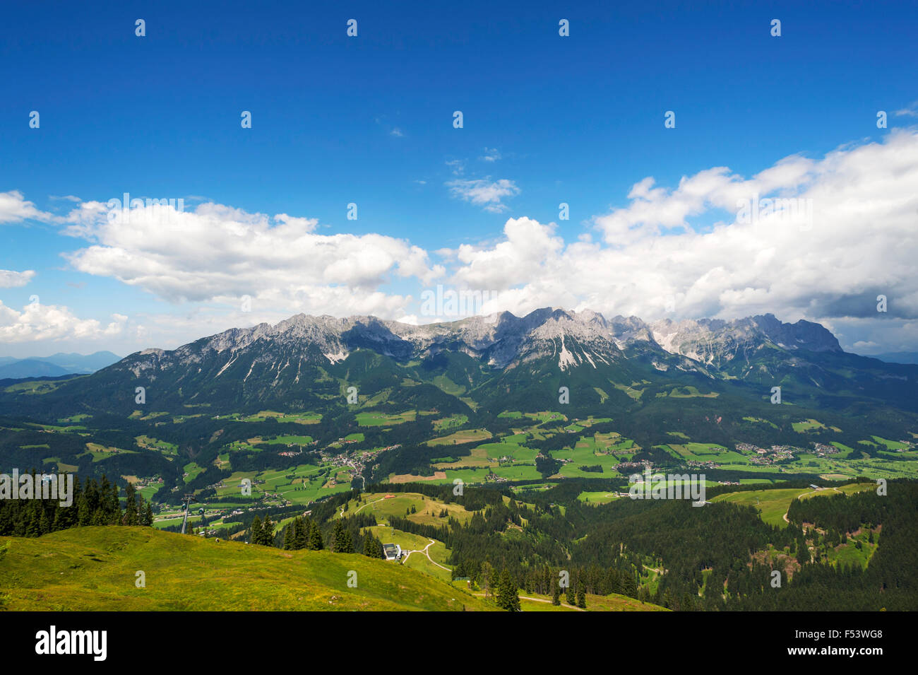 Vue depuis le téléphérique de Brandstadl vers ville et Wilder Kaiser, Scheffau am Wilden Kaiser, Tyrol, Autriche Banque D'Images