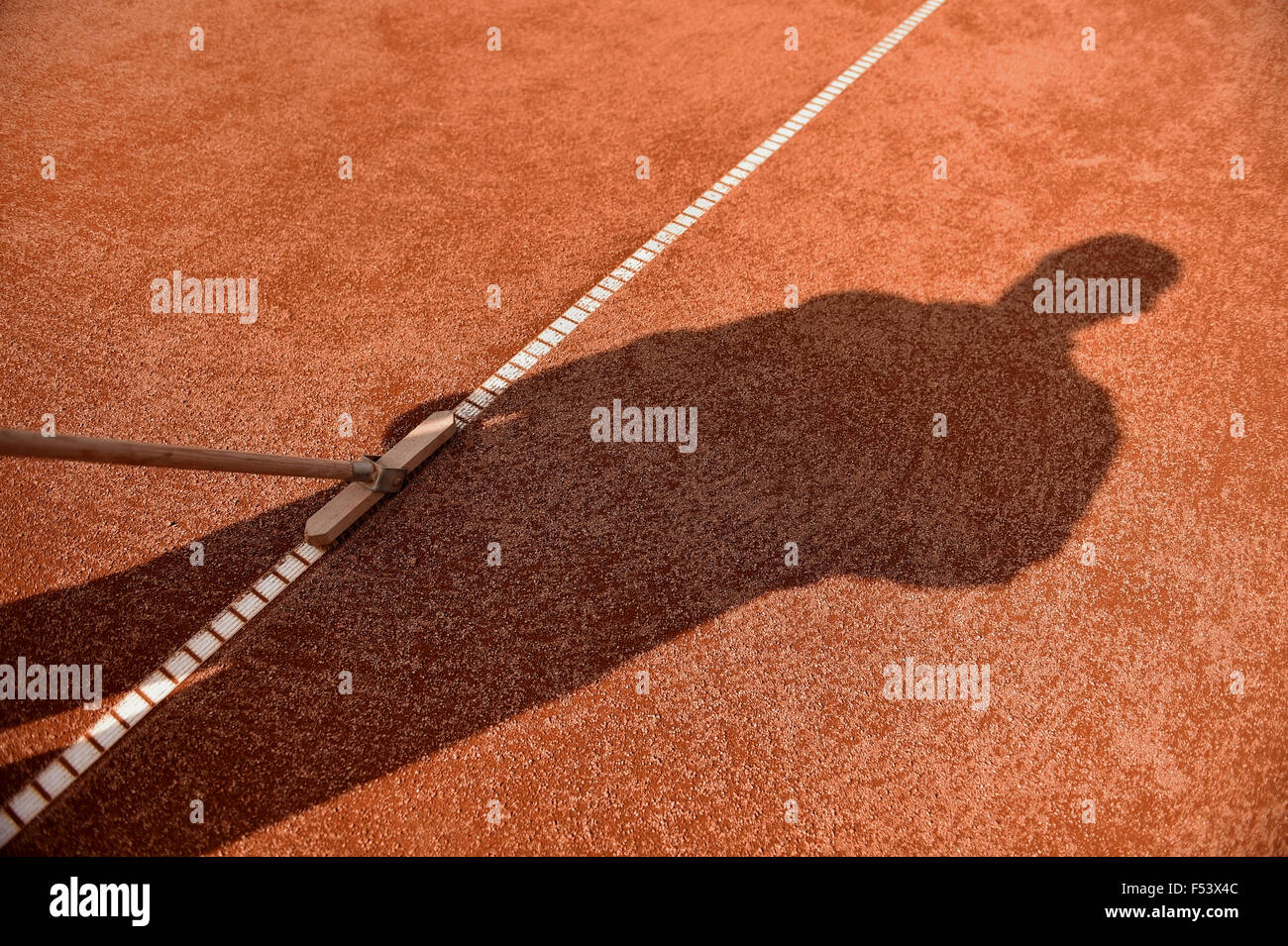 Outil balai pour l'entretien de la cour de tennis en terre battue Banque D'Images