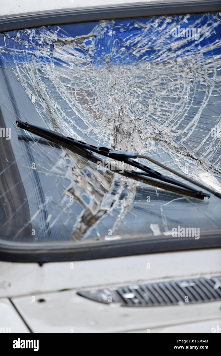 Détail tourné avec un pare-brise de voiture après accident Banque D'Images