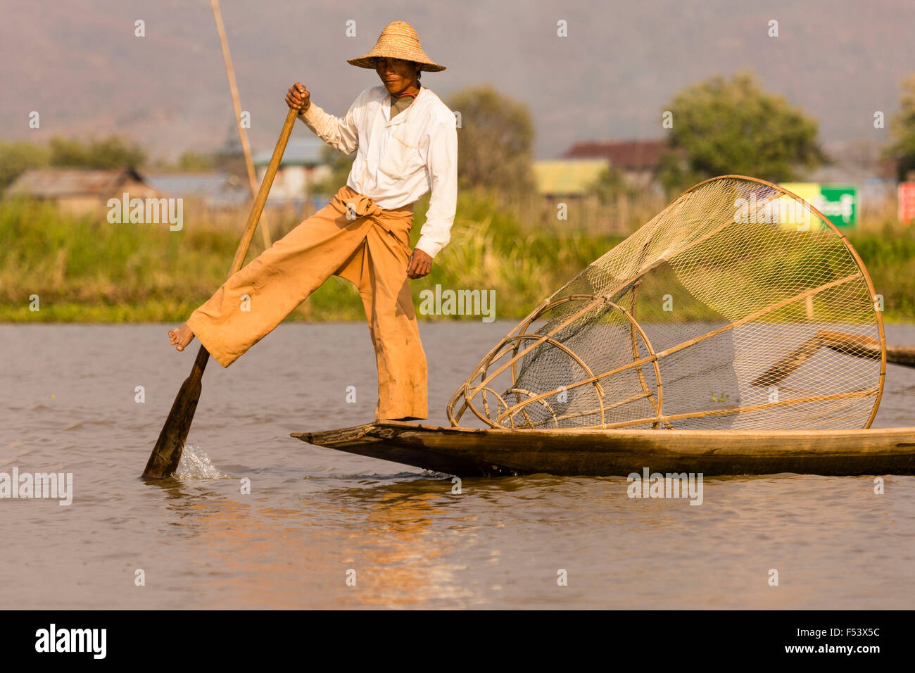 Aviron de pêcheurs avec une jambe, au Lac Inle, Myanmar Banque D'Images