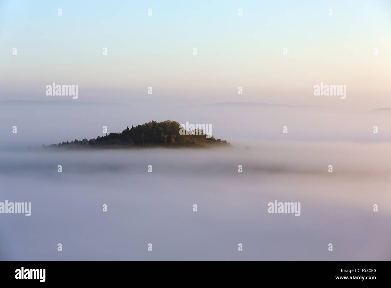 Mountain peeking out de la couverture nuageuse, matin brumeux, atmosphère Schrammstein point d'observation, le Parc National de la Suisse saxonne Banque D'Images