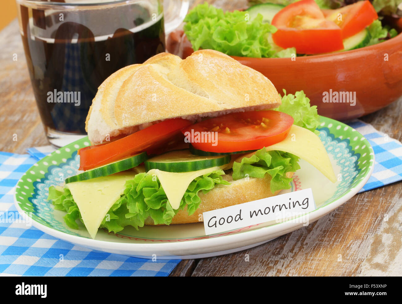 Bonjour carte avec petit-déjeuner composé de rouleau de fromage, salade verte et tasse de café Banque D'Images