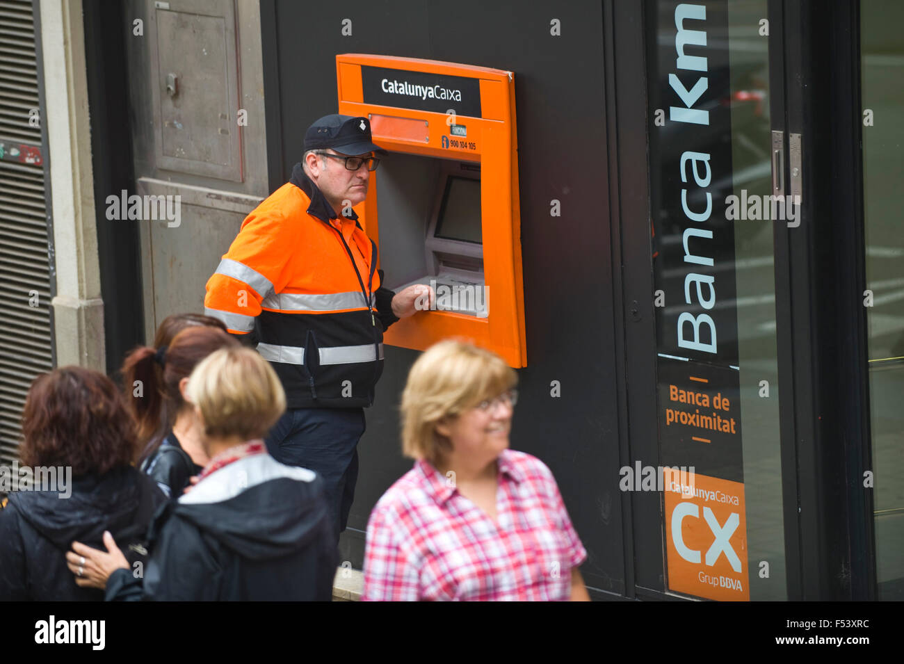 L'homme au distributeur automatique de billets sur rue dans Barcelone Catalogne Espagne ES Banque D'Images