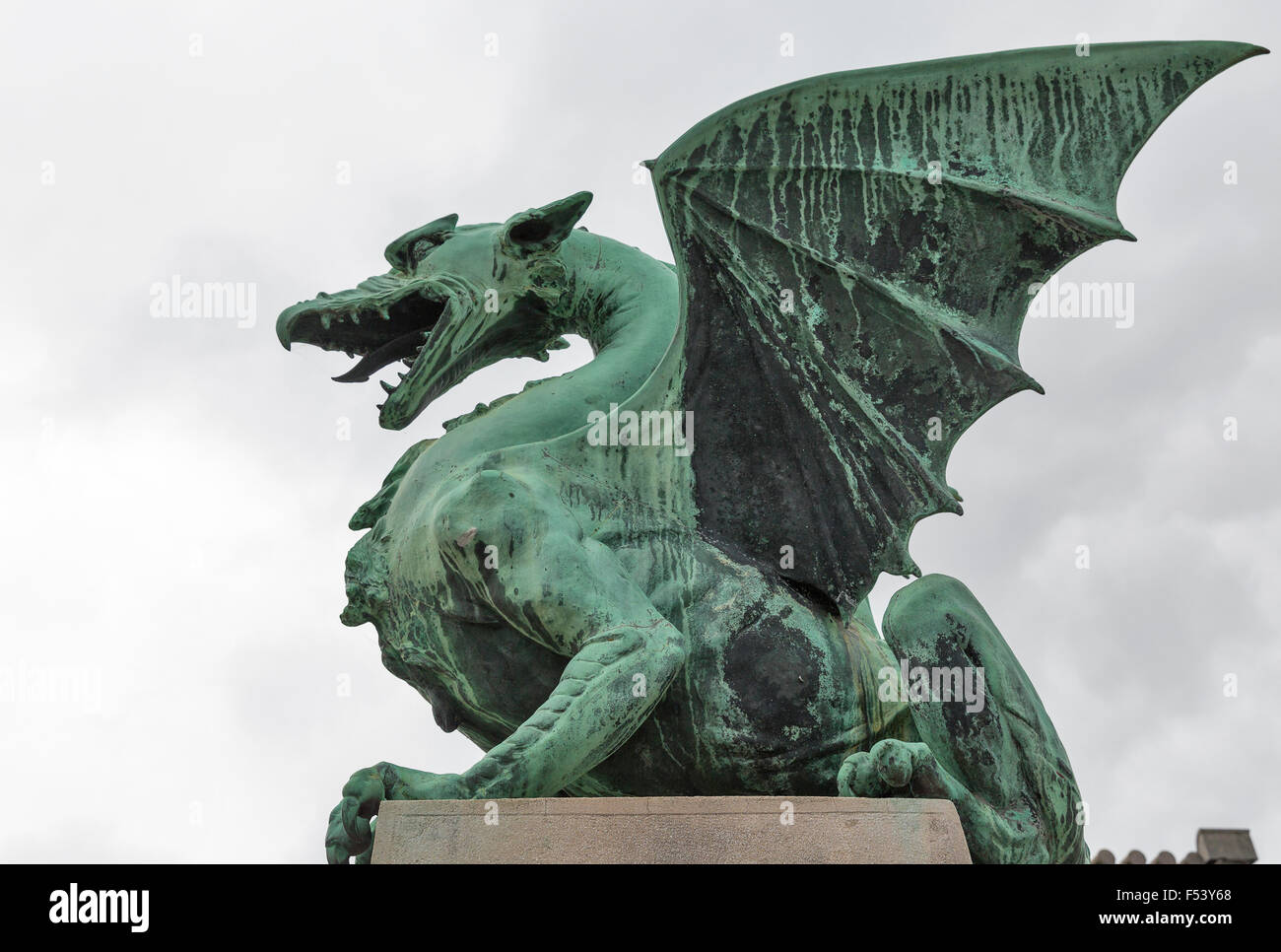 Dragon bridge dans un jour nuageux à Ljubljana, Slovénie Banque D'Images