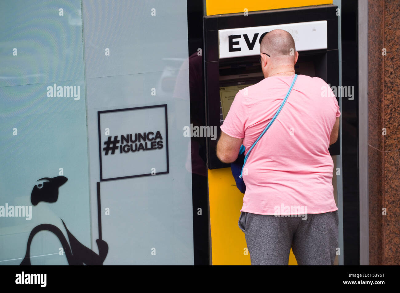 L'homme à l'aide d'un distributeur automatique de billets sur rue dans Barcelone Catalogne Espagne ES Banque D'Images