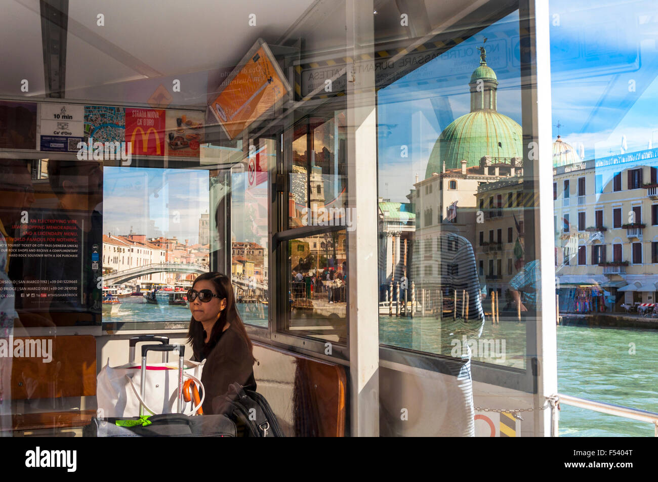 Un voyageur touriste en vaporetto Ferrovia, Venise, Italie Banque D'Images