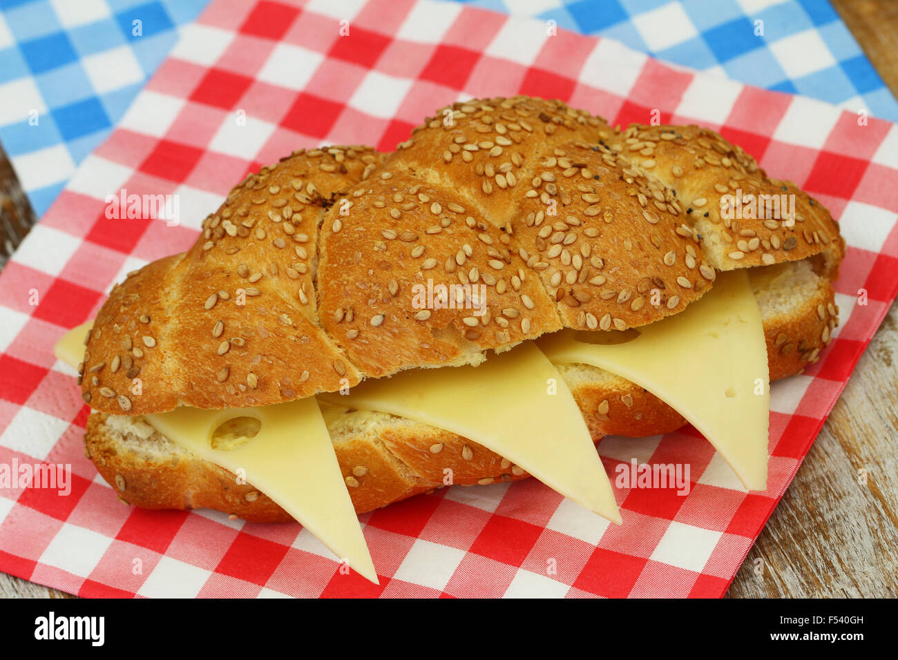 Challah graines de sésame avec du fromage sandwich Banque D'Images