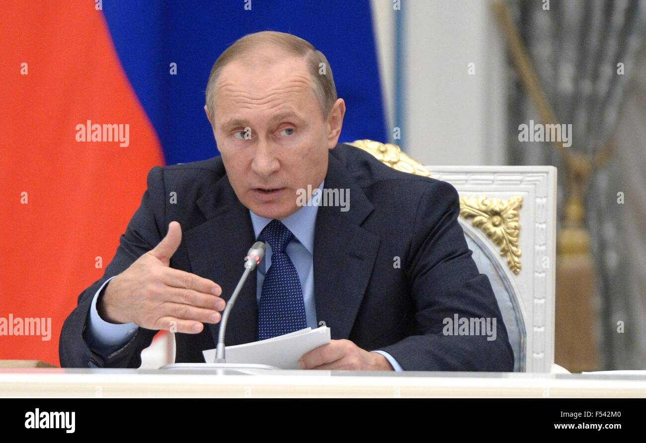 Le président russe Vladimir Poutine lors d'une réunion de la Commission pour le développement stratégique du secteur de l'énergie et de carburant et de sécurité de l'environnement, au Kremlin, le 27 octobre 2015 à Moscou, Russie. Banque D'Images