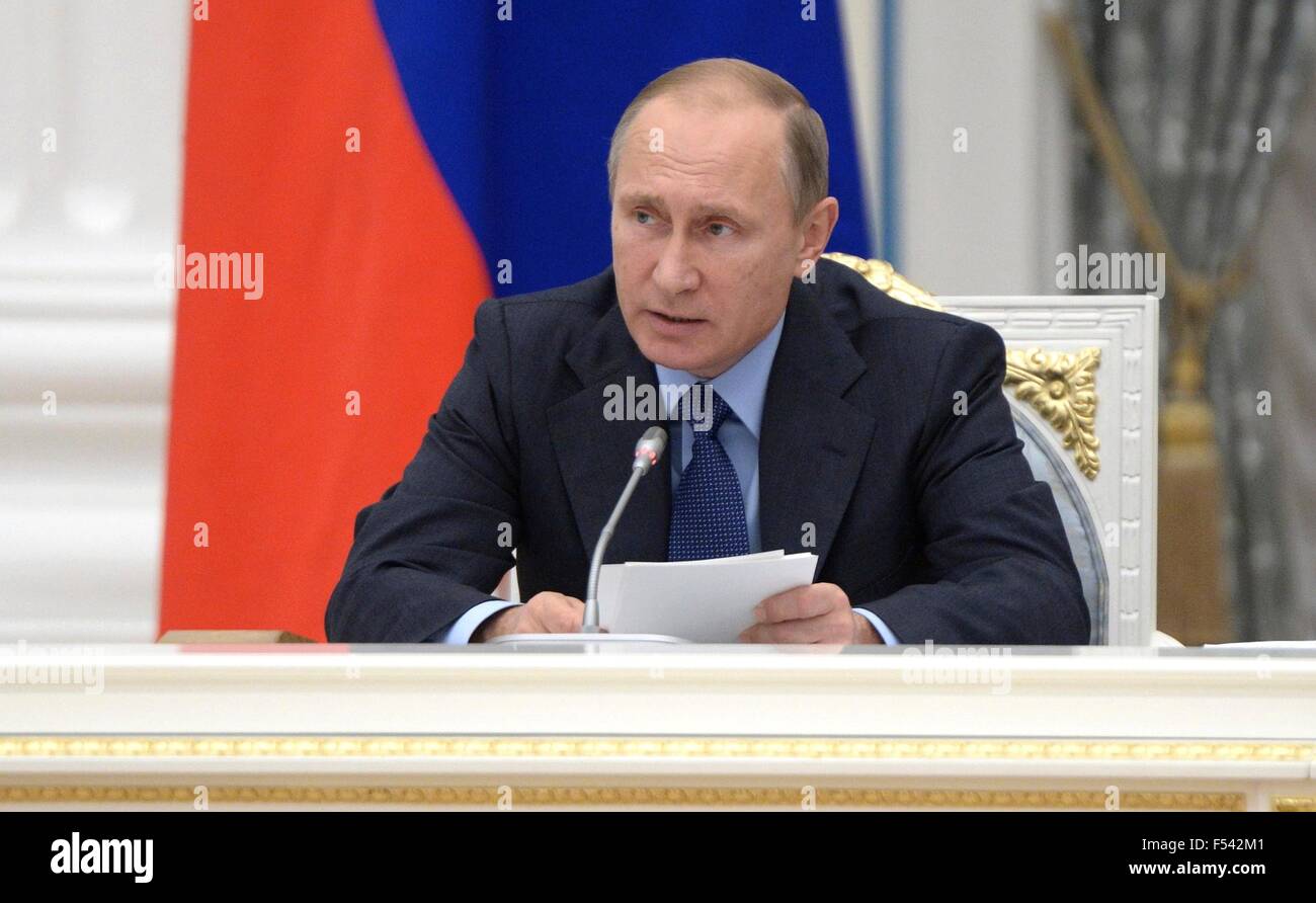 Le président russe Vladimir Poutine lors d'une réunion de la Commission pour le développement stratégique du secteur de l'énergie et de carburant et de sécurité de l'environnement, au Kremlin, le 27 octobre 2015 à Moscou, Russie. Banque D'Images