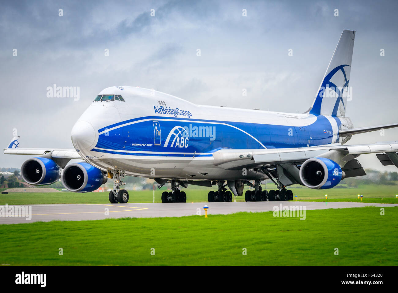 AirBridgeCargo 747-400 l'atterrissage à l'Aéroport de Cambridge Banque D'Images