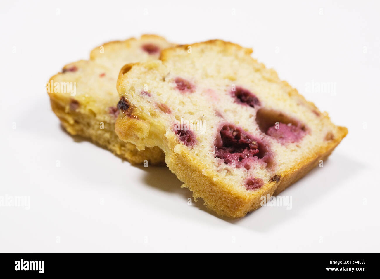 Deux tranches de pain fait maison et de citron framboise gâteau. Banque D'Images