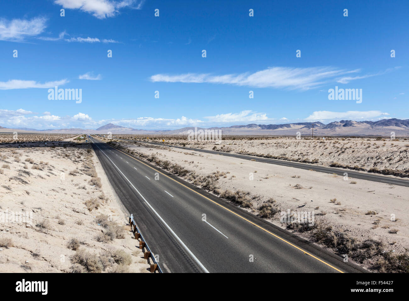 L'autoroute Interstate 15 au sud de Las Vegas dans le désert de Mojave. Banque D'Images