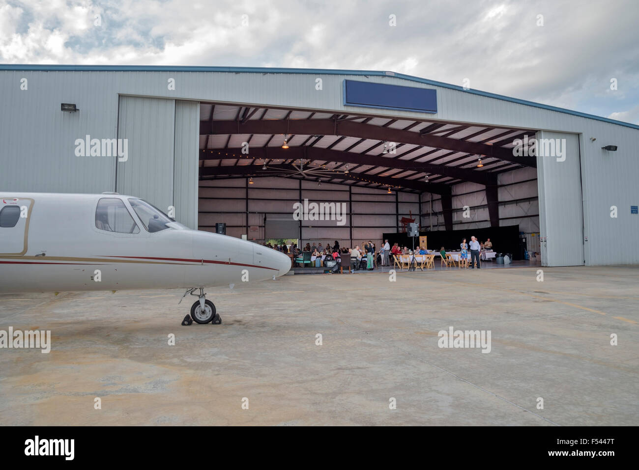 Banquet qui aura lieu à l'intérieur d'un hangar d'avion. Banque D'Images