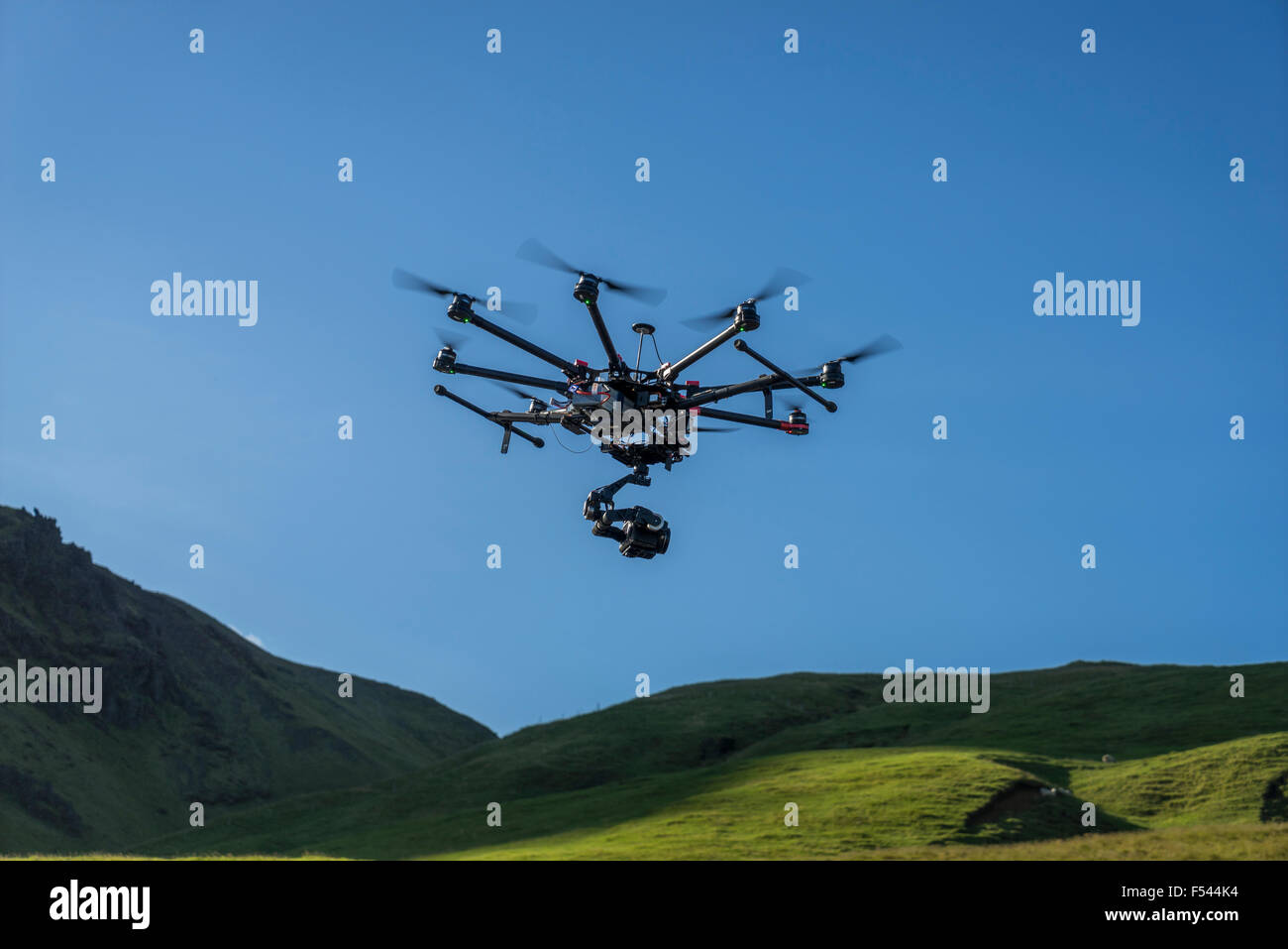 Drone télécommandé de voler avec un appareil photo par Cascades Skogafoss, Islande Banque D'Images