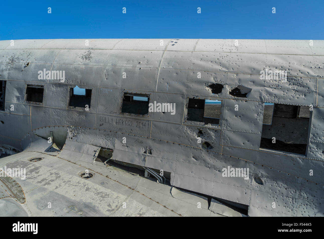 L Epave D Un Vieil Avion Crash Sur Solheimasandur Plage De Sable Noir Cote Sud De L Islande Photo Stock Alamy