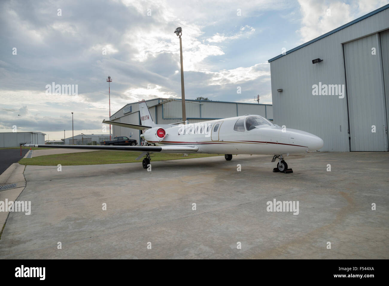 Un petit jet avions stationnés dans un service aérien de l'aviation générale à l'aéroport de Gainesville, Floride. Banque D'Images