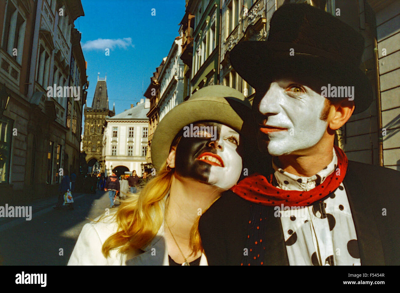 Prague interprète Une paire de masques mimes, Pierrot dans le centre de Prague, couple dans la rue Celetna près de la place de la Vieille ville, Prague, Europe Banque D'Images