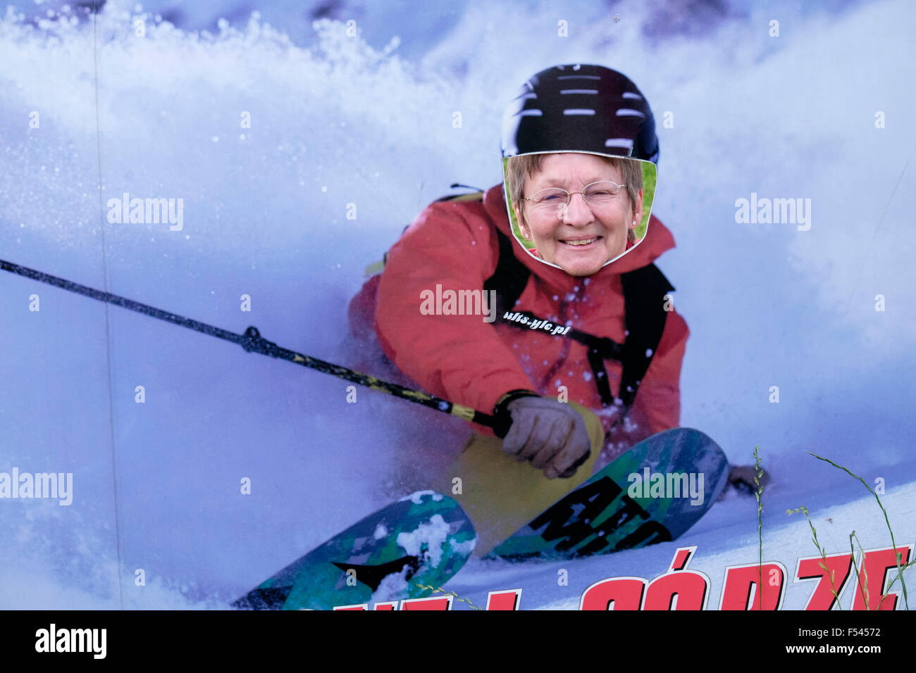 Woman posing comme un skieur dans une affiche pour ski Czarna Gora (Montagne Noire) Station de ski en Snieznicki Park Krajobrazowy. Pologne Banque D'Images