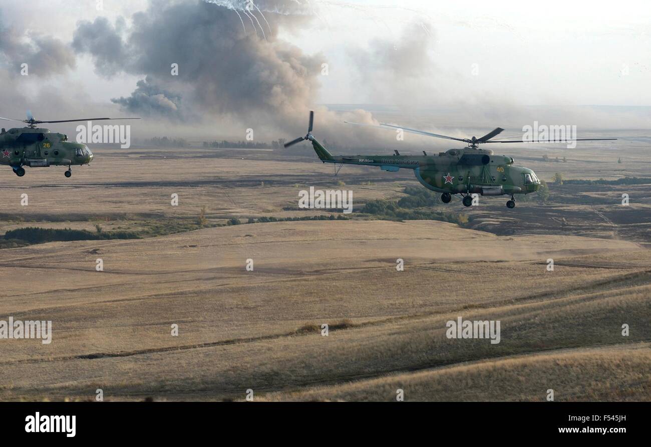 Hélicoptères de transport Mi-8 russe au cours d'un épisode de la tactique Tsentr-2015 exercice de poste de commandement stratégique à la base militaire de Donguz 19 Septembre, 2015 dans la région d'Orenbourg, en Russie. Banque D'Images