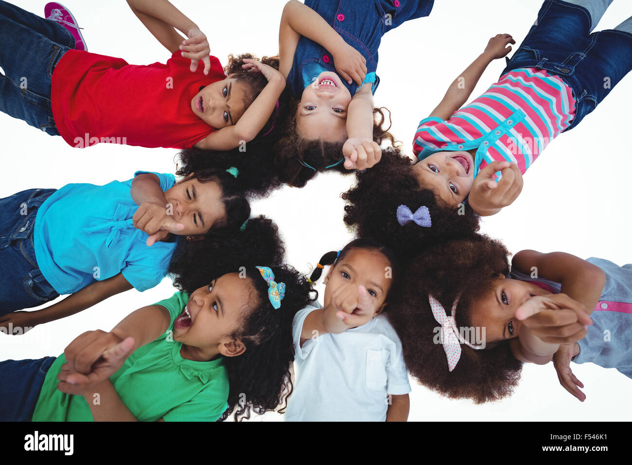Petit groupe de filles couché regardant vers le haut Banque D'Images