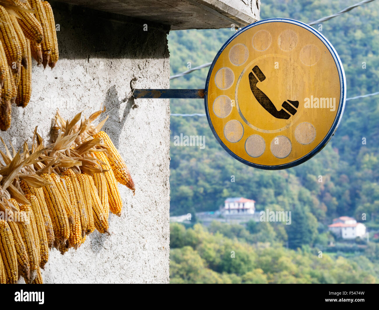 Le maïs séché maintenant à l'extérieur de l'ancien bureau de poste dans un village de la Lunigiana, au nord de la Toscane. Très vieille enseigne toujours en place. Banque D'Images