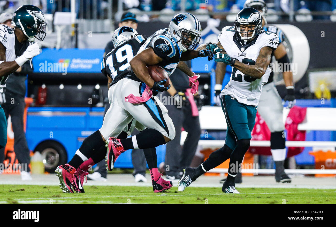 Charlotte, NC, USA. 25 octobre, 2015. Caroline panthère d'utiliser de nouveau Jonathan Stewart # 28 trouve un trou dans la ligne défensive dans un match contre les Eagles de Philadelphie le 25 octobre 2015, au stade Bank of America à Charlotte, Caroline du Nord. Les Panthers a vaincu les Eagles 26-16. Margaret Bowles/CSM/Alamy Live News Banque D'Images