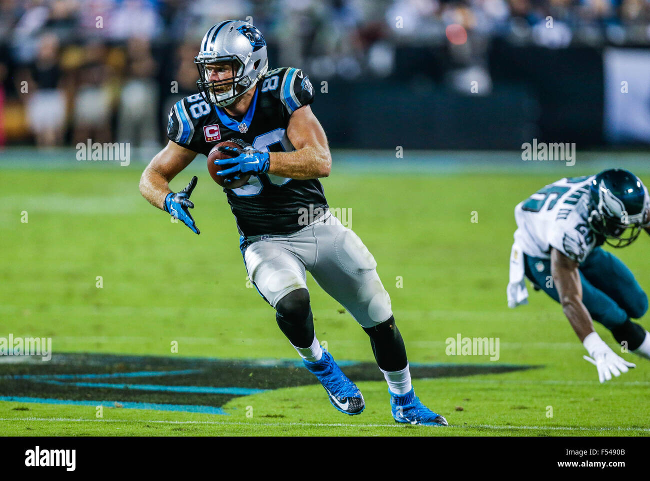 Charlotte, NC, USA. 25 octobre, 2015. Carolina Panthers tight end Greg Olsen # 88 verges de gains après une note de la réception dans un match contre les Eagles de Philadelphie le 25 octobre 2015, au stade Bank of America à Charlotte, Caroline du Nord. Les Panthers a vaincu les Eagles 26-16. Margaret Bowles/CSM/Alamy Live News Banque D'Images