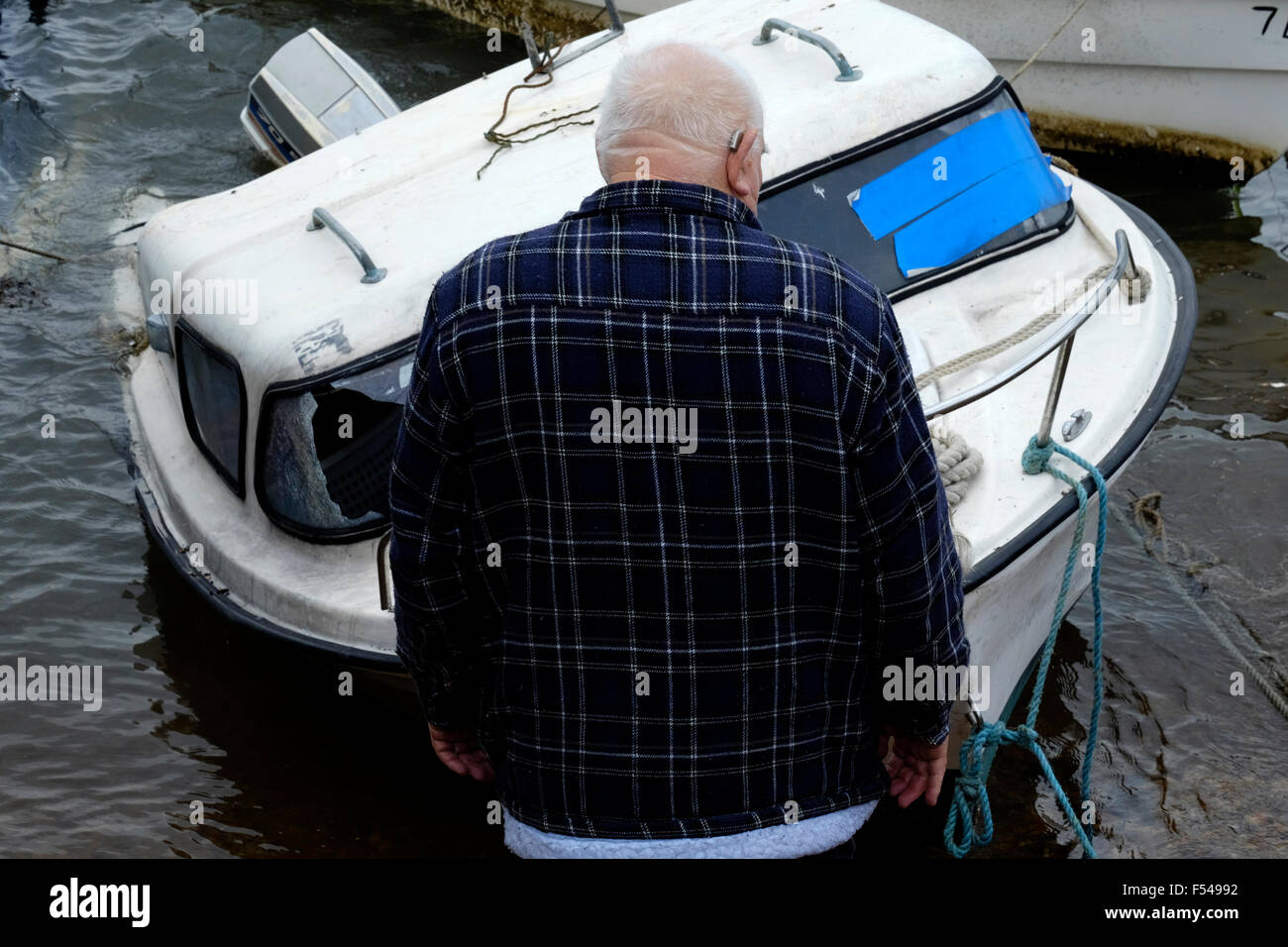 Vieil homme à demi submergé à bateau endommagé dans le port de Portsmouth england uk Banque D'Images