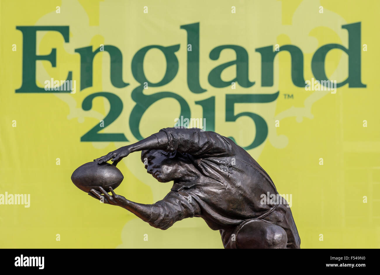 Une statue d'un joueur à l'extérieur du stade de Twickenham, Londres, le lieu de la finale de la Coupe du Monde de Rugby 2015. Banque D'Images