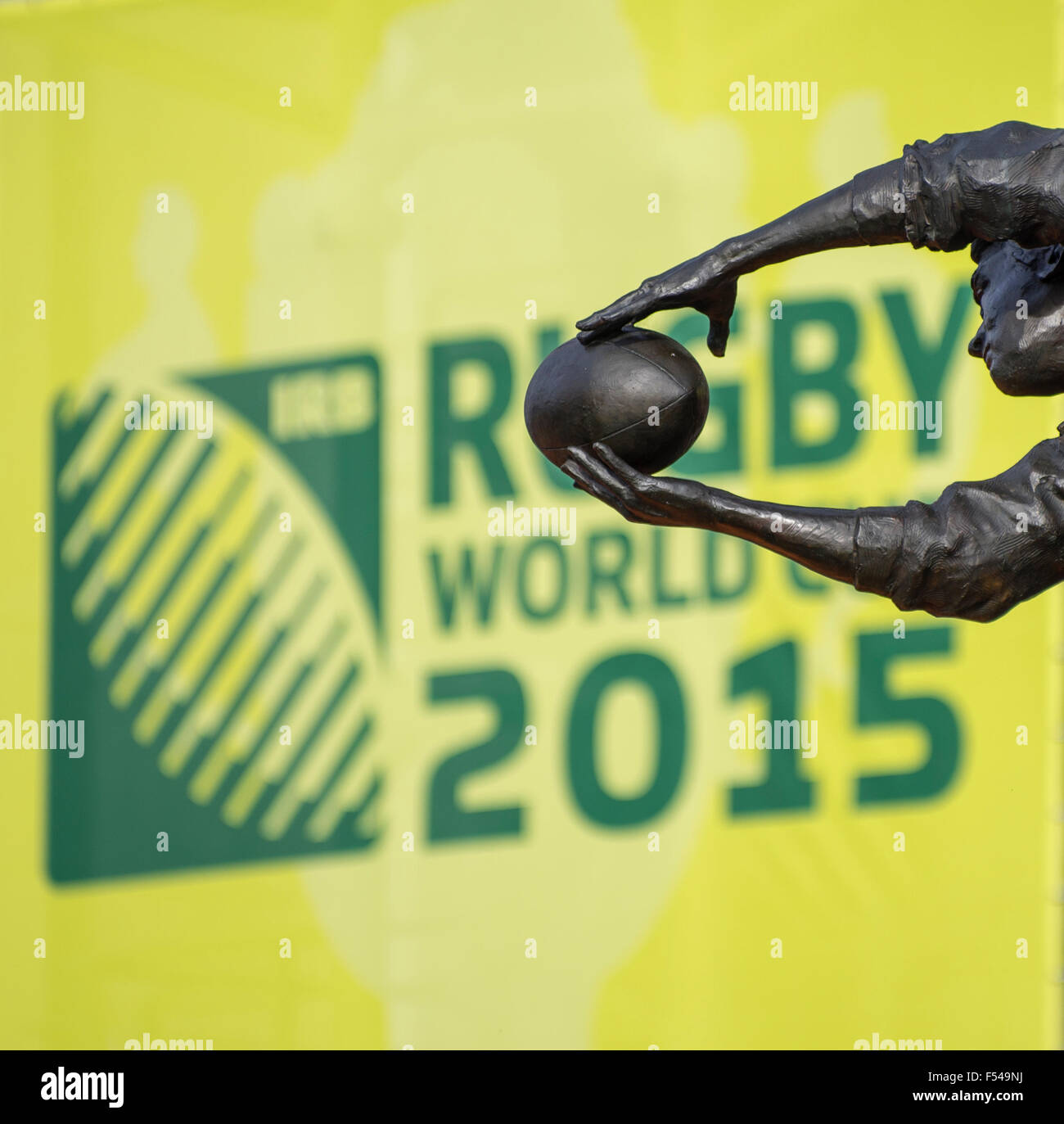 Une statue d'un joueur à l'extérieur du stade de Twickenham, Londres, le lieu de la finale de la Coupe du Monde de Rugby 2015. Banque D'Images