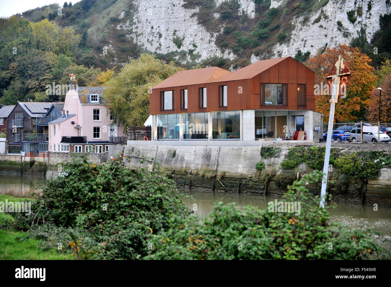 Vue sur la rivière Ouse du River House Corten à Lewes qui figurait sur le programme de télévision Grand Designs Banque D'Images Vue sur la rivière Ouse du River House Corten à Lewes qui figurait sur le programme de télévision Grand Designs Banque D'Images