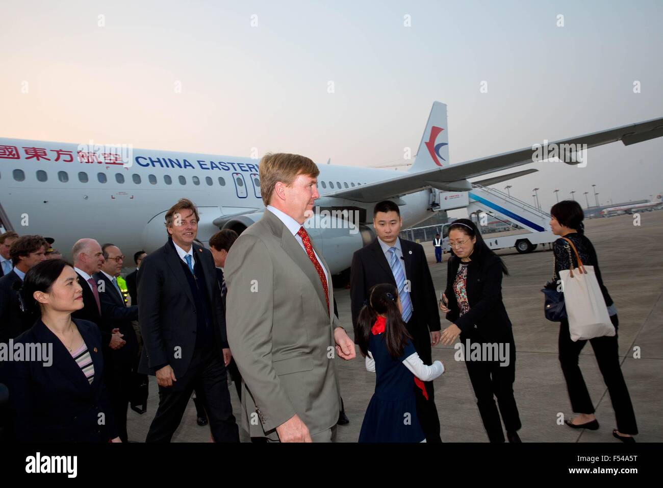 Shanghai, 27-10-2015 SM le Roi Willem-Alexander arrivée à l'aéroport SM la Reine Máxima n'est pas présente, elle a une infection rénale 3ème jour de la visite d'Etat de S.M. le Roi Willem-Alexander et SA MAJESTÉ LA REINE Máxima en Chine du dimanche 25 octobre - Jeudi, Octobre 29, 2015 PRE/Albert Nieboer/Pays-Bas OUT - AUCUN FIL SERVICE - Banque D'Images