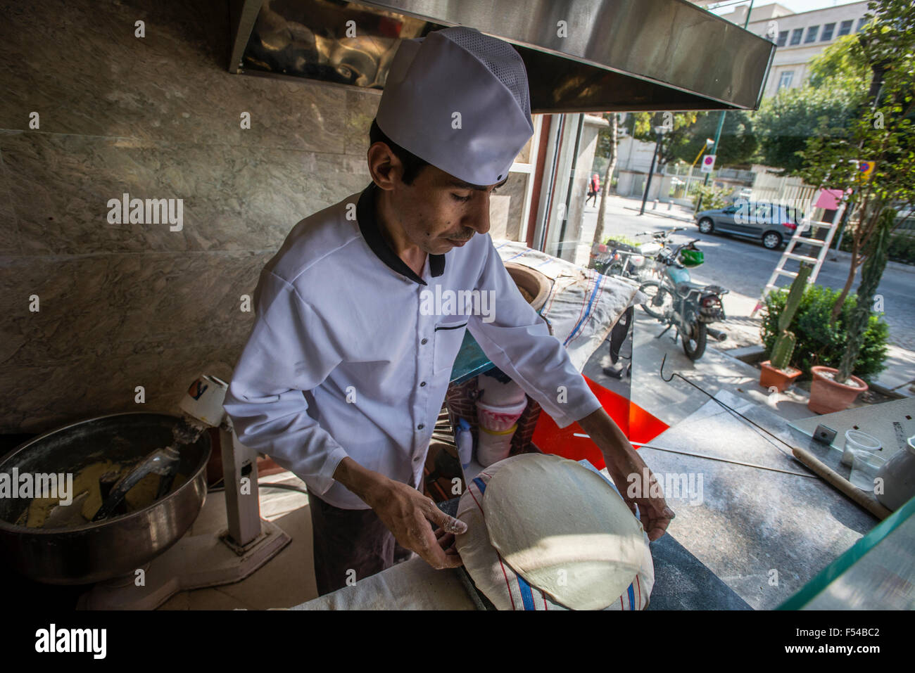 Baker de faire du pain frais à Téhéran, Iran Banque D'Images