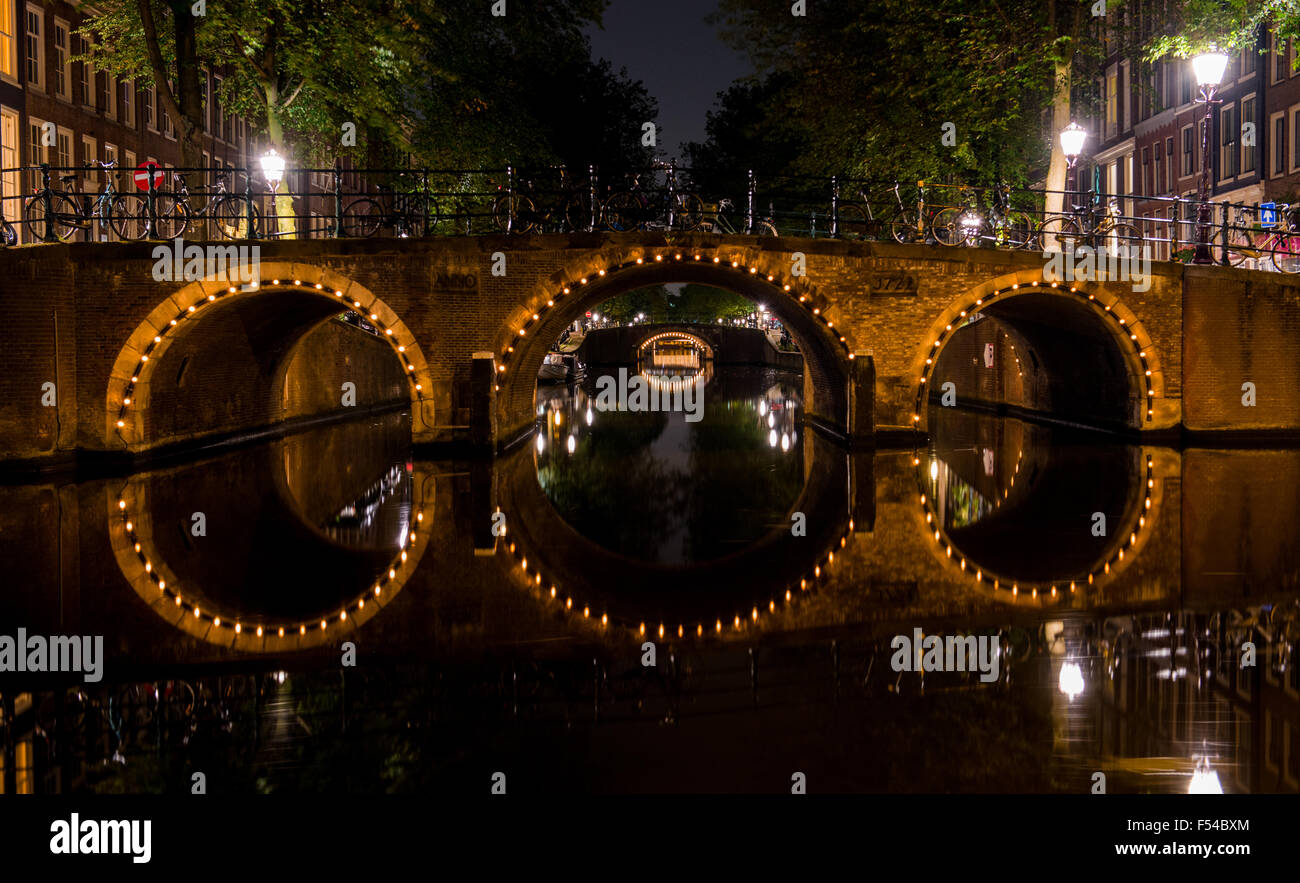 Amsterdam, Pont canal encore réflexions à nuit Banque D'Images