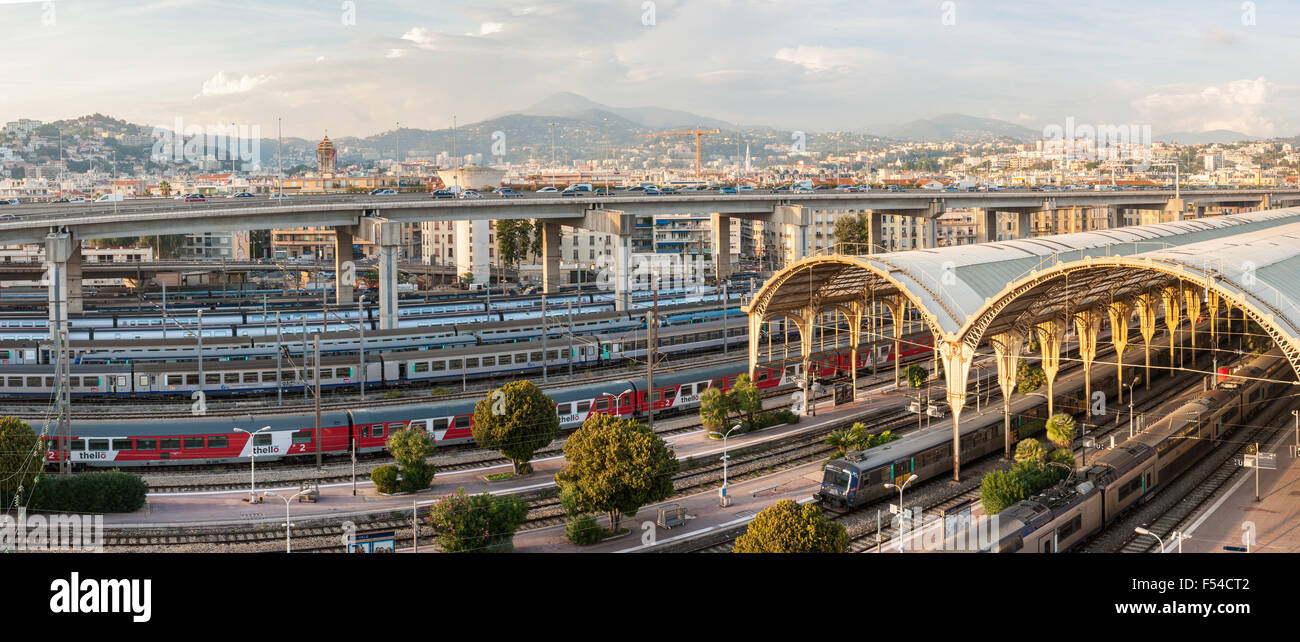 Gare principale, les trains, d'autoroute et des bâtiments de la ville, Nice, Côte d'Azur, France Banque D'Images