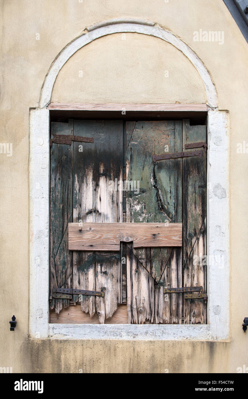 Vieux, défraîchi et volets de fenêtre, Venise, Italie Banque D'Images