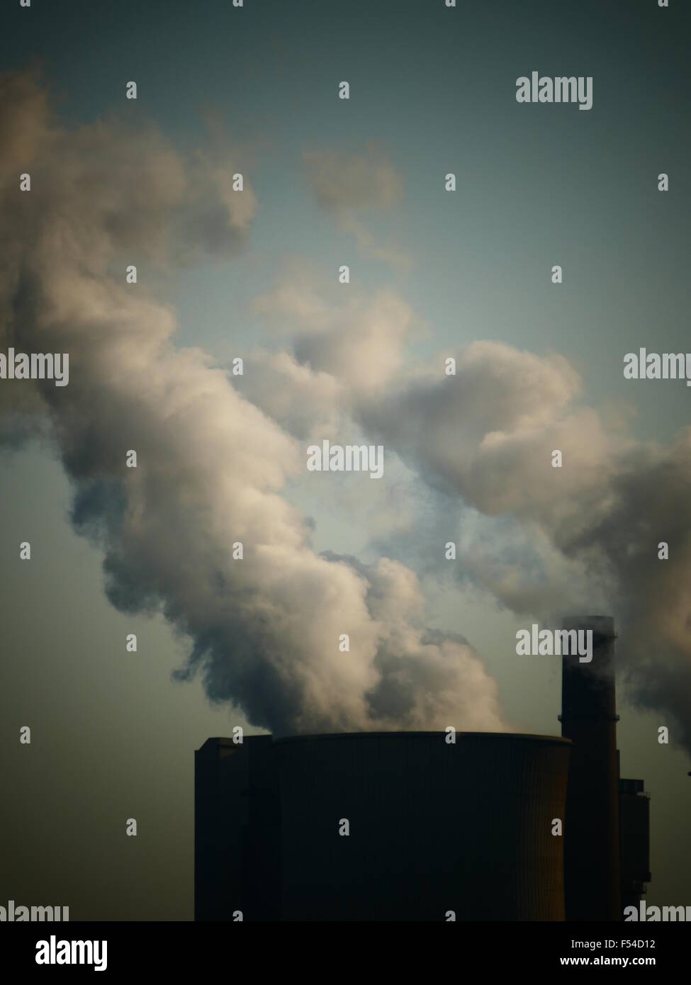 Europe Allemagne NRW à décharge à vapeur de fumée industrielle centrale de charbon du ciel Banque D'Images