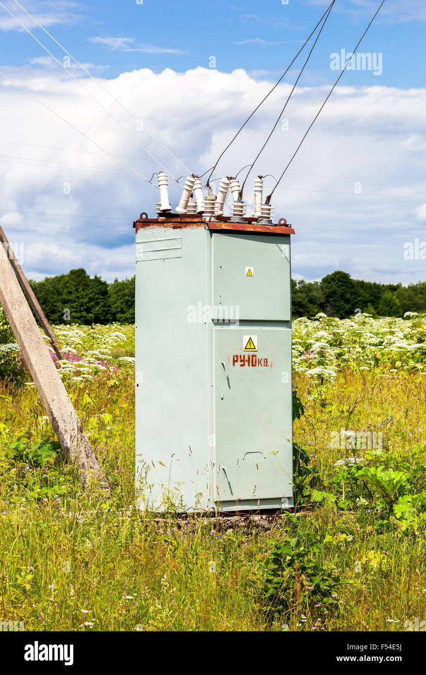 Tension poste de transformation au niveau du village en été Banque D'Images