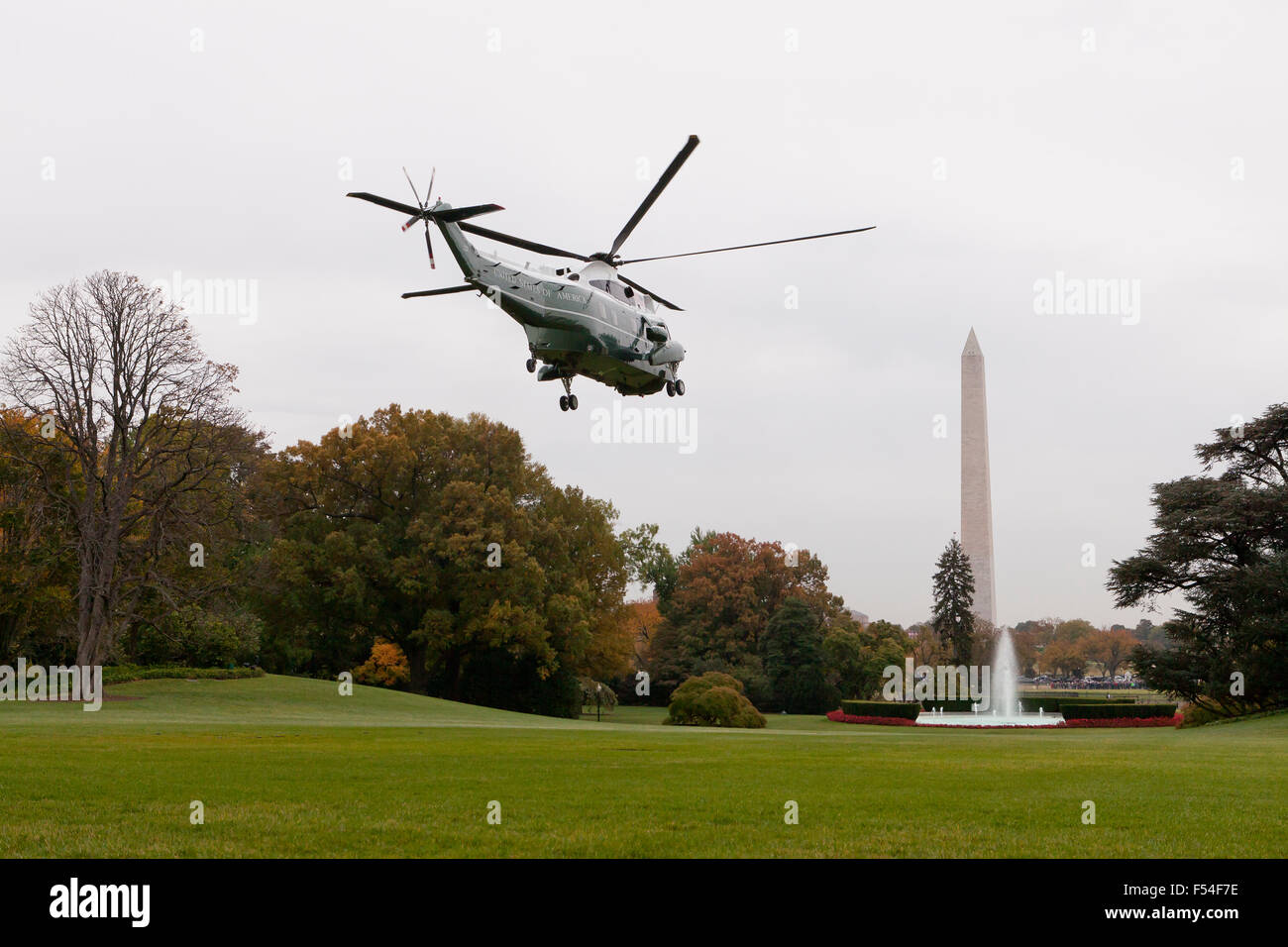 Washington, DC, USA. 27 octobre, 2015. Le président Obama à bord d'un hélicoptère maritime sur la pelouse Sud de la Maison Blanche. Le Président se rend à Chicago, Illinois pour aborder les responsables des forces de l'ordre à l'Association internationale des chefs de police (IACP) Conférence et Exposition. Credit : B Christopher/Alamy Live News Banque D'Images