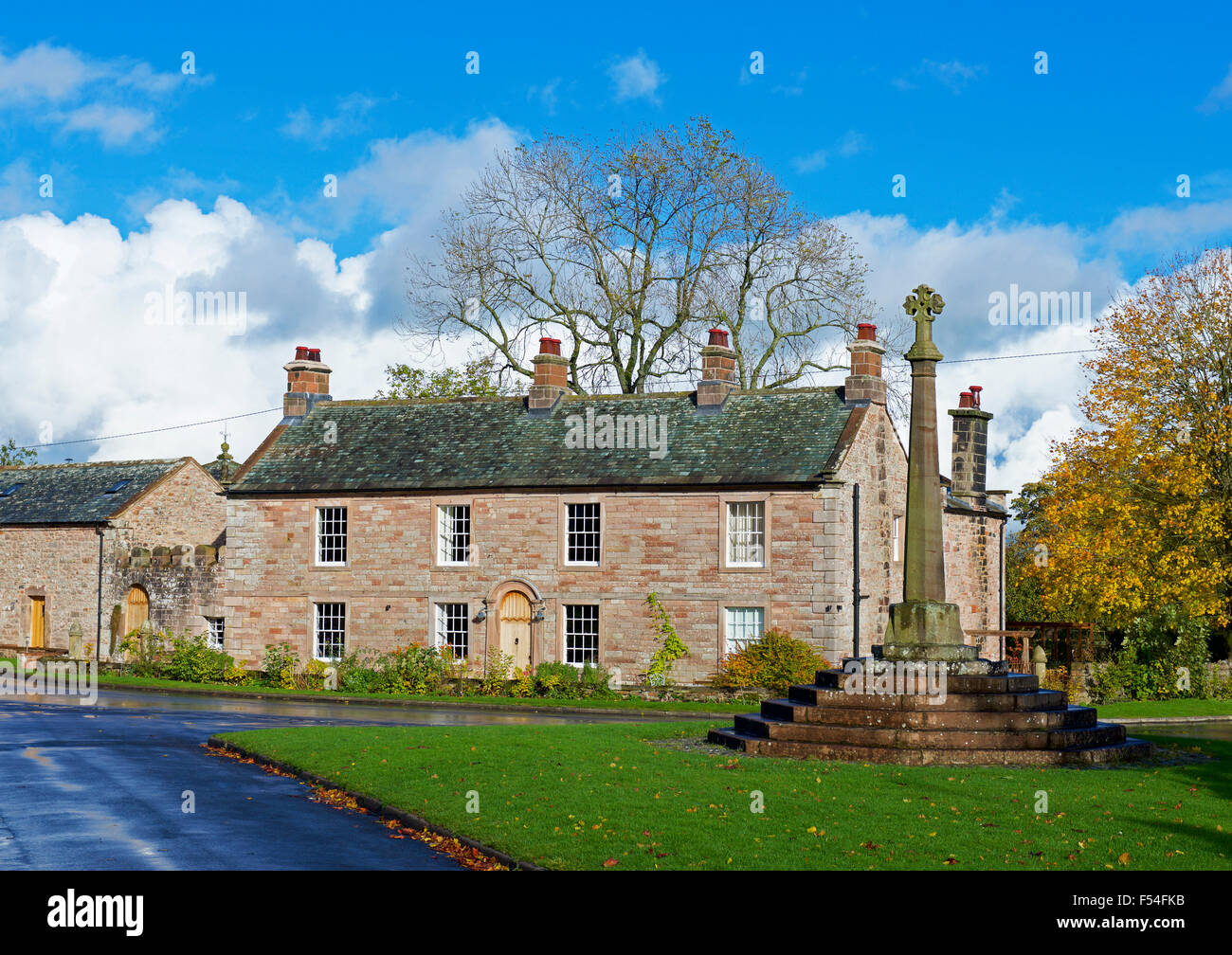 Croix du village et de la maison, Greystoke, Cumbria, Angleterre, Royaume-Uni Banque D'Images Croix du village et de la maison, Greystoke, Cumbria, Angleterre, Royaume-Uni Banque D'Images