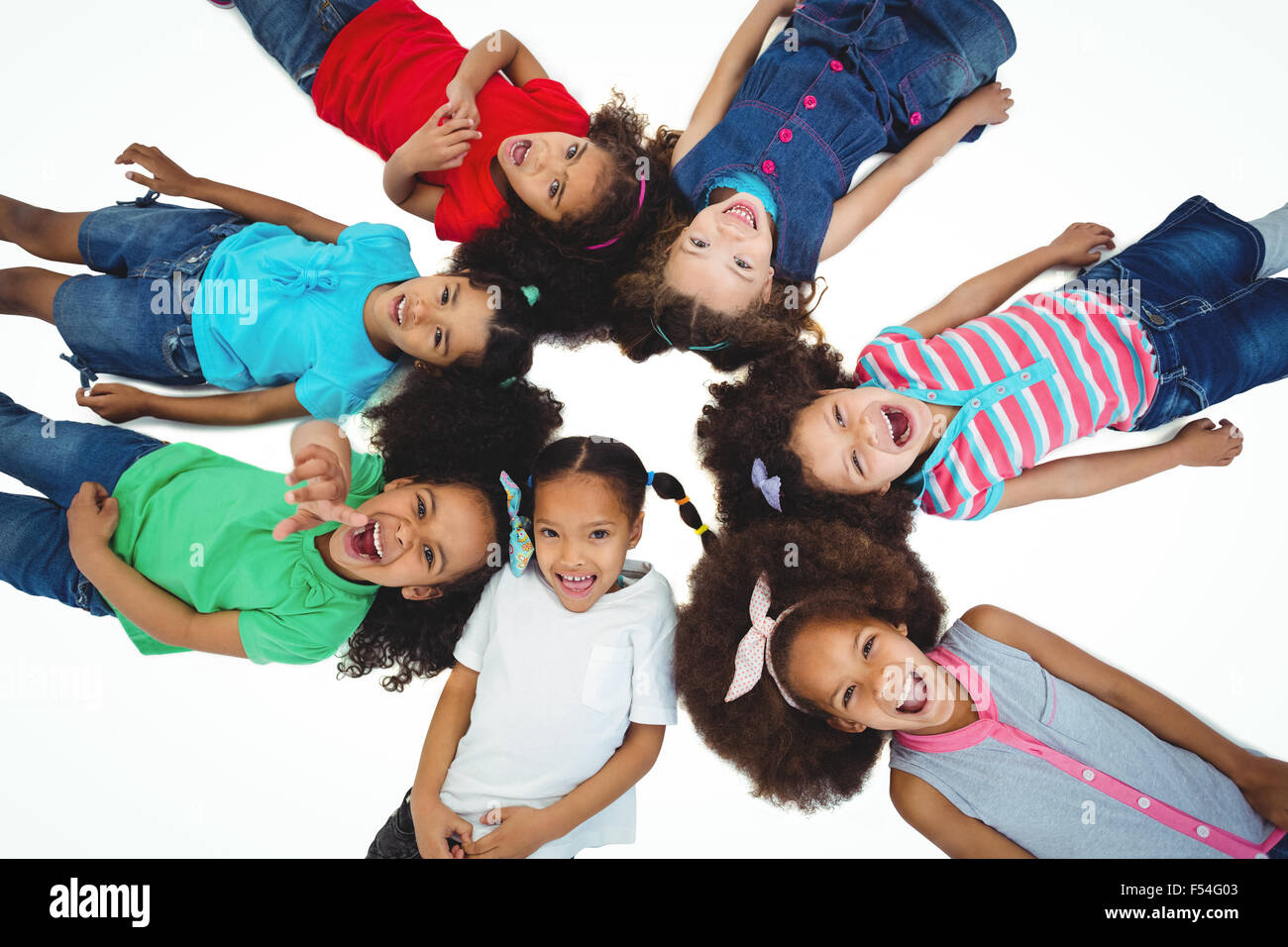Petit groupe de filles couché regardant vers le haut Banque D'Images
