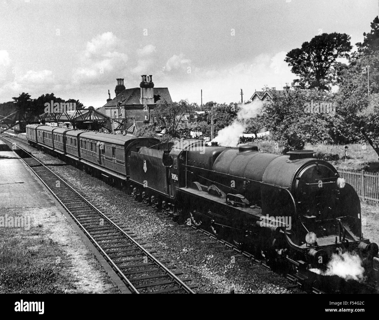 Locomotive à vapeur des années 1950 . Région sud de train de Weymouth à Eastleigh à Hinton l'amiral Banque D'Images