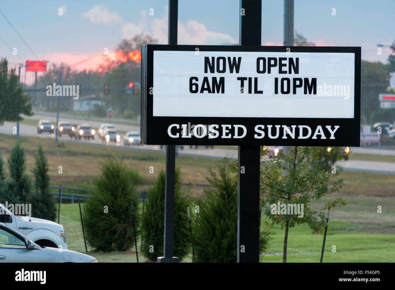 Un Poussin-fil-Un restaurant sert le petit-déjeuner chaud et café au petit matin les navetteurs de Muskogee, OK (pas seulement le dimanche). Banque D'Images