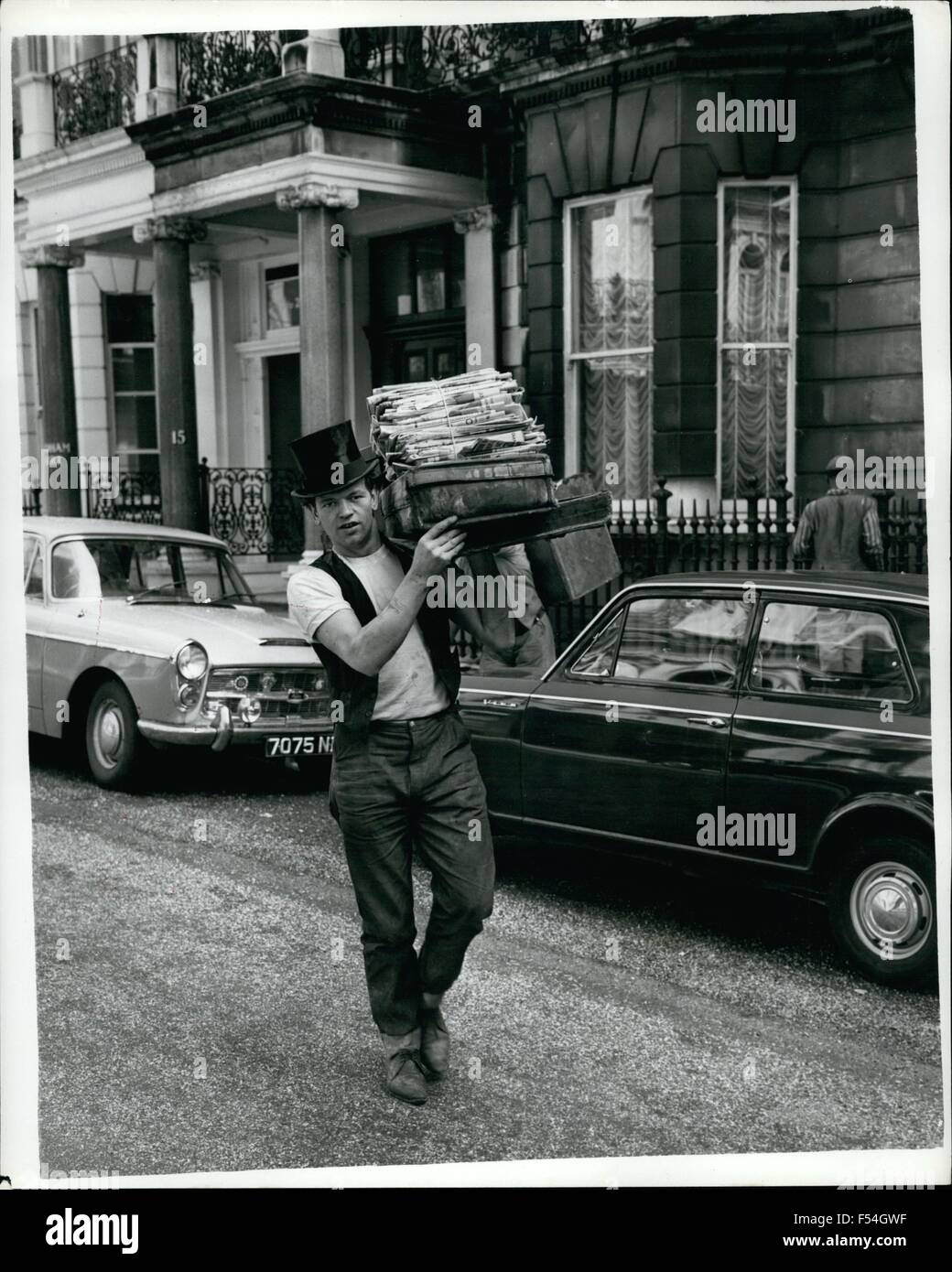 1968 - ''Refuser Collector'' ''Pas ustman'' : la vue d'un dustman marche dans le Royal Borough de Kensington ce matin donne lieu à des conjectures comme toe s'ils tentent d'obtenir leur statut élevé à ''gentleman'' collector refuser, ou est-il possible qu'avec les nouvelles qu'il serait à nouveau pas la course au Royal Ascot, un amateur de course a jeté son chapeau dans le dégoût. De toute façon, dustman Dennis Ange de Notting Hill donne certainement une nouvelle apparence intelligente aux travailleurs du Royal Borough. © Keystone Photos USA/ZUMAPRESS.com/Alamy Live News Banque D'Images