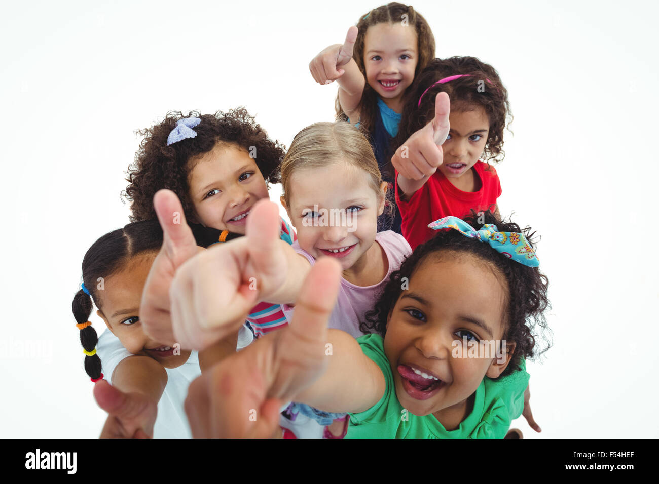 Smiling girls tous regardant vers le haut avec Thumbs up Banque D'Images